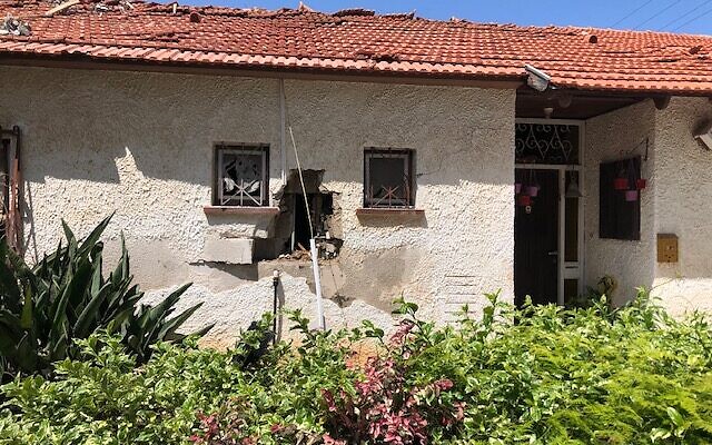 Une habitation d'Ashkelon touchée par un tir de roquette qui a tué une femme, une aide-soignante indienne de 32 ans, et grièvement blessé une octogénaire, le 12 mai 2021. (Crédit : Lazar Berman. Times of Israel)