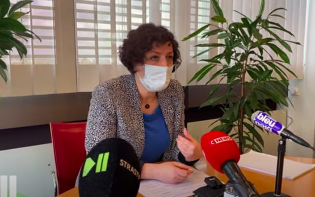 Jeanne Barseghian devant la presse, le 16 avril 2021. (Crédit : Capture d’écran StrasTV / YouTube)