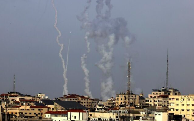 Des roquettes, tirées par le Hamas depuis la ville de Gaza, vers Jérusalem et Beit Shemesh, le 10 mai 2021. (Crédit : MAHMUD HAMS / AFP)