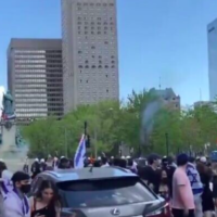Des personnes participant à un rassemblement de solidarité israélien à Montréal courent alors que des pro-palestiniens leur lancent des pierres le 16 mai 2021 (Capture d'écran / Twitter)
