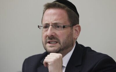 Dov Lipman, député de Yesh Atid à l'époque, lors d'une réunion de son parti à la Knesset, le 6 janvier 2014. (Crédit :  Miriam Alster/Flash90)