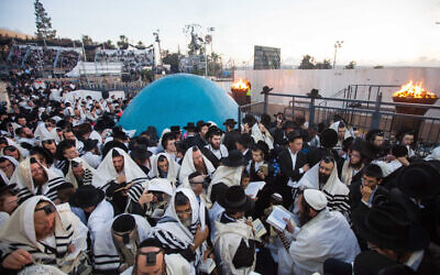 Des hommes ultra-orthodoxes participent aux célébrations de Lag BaOmer au Mont Meron, sur la tombe de Rabbi Shimon Bar Yochai, le 17 mai 2014. (Flash90)
