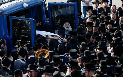 Des centaines de personnes assistent à l'enterrement de Yehuda Lev Lubin in Jérusalem l'une des 45 victimes de la bousculade du mont Meron, à Lag B'Omer, le 30 avril 2021. (Crédit : Olivier Fitoussi/Flash90)