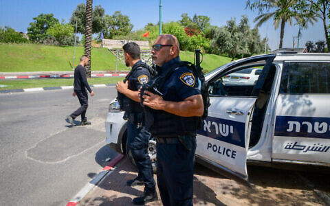 La police à Lod après une nuit de violentes émeutes perpétrées par des résidents arabes de la ville, le 12 mai 2021. (Avshalom Sassoni/Flash90)