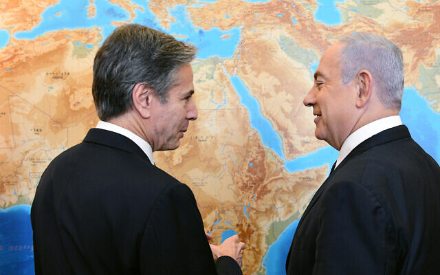 Le Premier ministre Benjamin Netanyahu, à droite, rencontre le secrétaire d'État américain Antony Blinken dans son bureau à Jérusalem, le 25 mai 2021. (Crédit : Haim Zach / GPO)