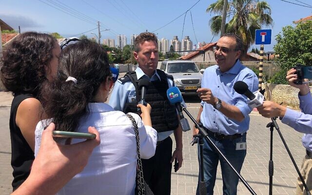 Le porte-parole de la police Micky Rosenfeld à Ashkelon, le 12 mai 2021 (Autorisation)