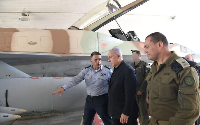 Le Premier ministre Benjamin Netanyahu visite la base aérienne de Hatzerim,  en compagnie du chef de l'armée de l'air Mamikam Norkim (à gauche) et d'Eyal Zamir, vice-chef d'État-major de Tsahal, le 18 mai 2021.(Crédit : Kobi Gideon / GPO)
