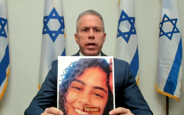 L'envoyé israélien à l'ONU,  Gilad Erdan brandit une photo de Nadin Awad, tuée par une roquette du Hamas, au Conseil virtuel de sécurité de l'ONU, le 16 mai 2021. (Capture d'écran :  UN TV)