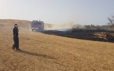 Une terre dans le sud d'Israël, près de la frontière de Gaza, brûlée par des ballons incendiaires envoyés depuis Gaza. (Moshe Baruchi/KKL-JNF/autorisation)