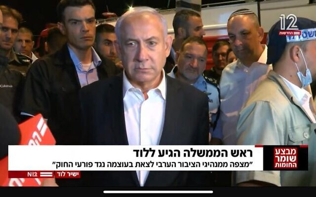 Benjamin Netanyahu s'adresse aux journalistes depuis Lod, le 12 mai 2021 (Crédit : capture d'écran Douzième chaîne)