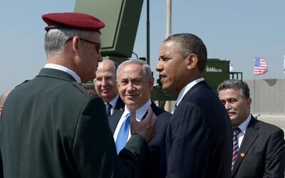 Le président américain de l'époque, Barack Obama, (à droite), le chef d'état-major de Tsahal de l'époque, le lieutenant-général Benny Gantz (à gauche), le ministre de la Défense de l'époque, Moshe Yaalon, et le Premier ministre Benjamin Netanyahu, avec en toile de fond une batterie anti-roquettes Dôme de fer, le 20 mars 2013. (Avi Ohayon/GPO/Flash90)