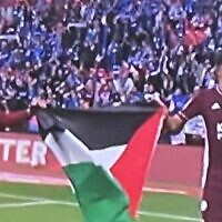 Les joueurs de Leicester City Wesley Fofana et Hamza Choudhury avec le drapeau palestinien après la victoire en Coupe d'Angleterre face à Chelsea, le 15 mai 2021. (Capture d'écran :  Twitter)