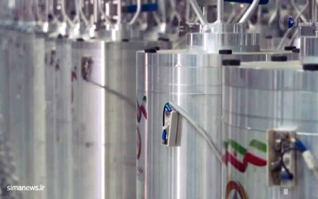 Une vidéo diffusée par la télévision d'État de la République islamique d'Iran, IRIB, montre diverses centrifugeuses, le dimanche 11 avril 2021, à l'installation d'enrichissement d'uranium de Natanz en Iran. (IRIB via AP, File)