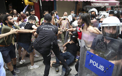 Des manifestants interpellés par la police dans le centre d'Istanbul, le 26 juin 2021, pendant la Gay Pride. (Crédit : AP Photo/Emrah Gurel)