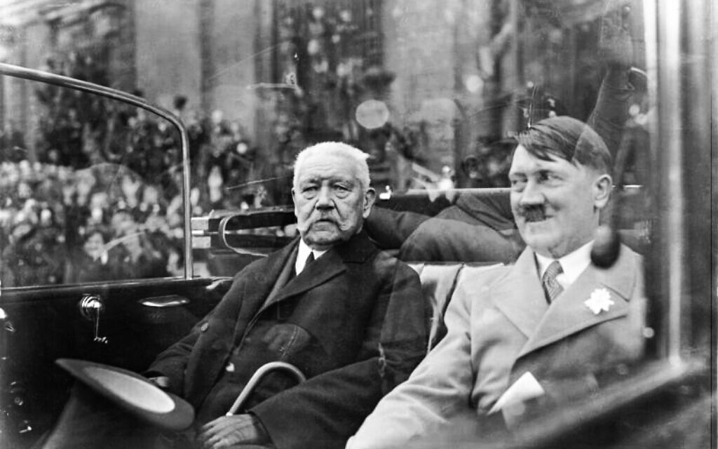 Le président Paul von Hindenburg et Adolf Hitler en 1933. (Crédit : Bundesarchiv bild/via Wikimedia Commons)