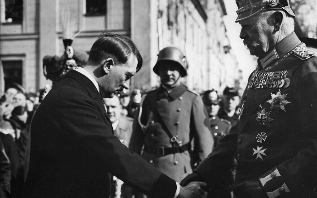 Adolf Hitler et le président Paul von Hindenburg lors de la Journée de Postdam, au mois de mars 1933. (Crédit : Bundesarchiv bild/ via Wikimedia Commons)
