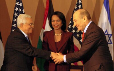 La Secrétaire d'État américaine Condoleezza Rice, au centre, avec le Premier ministre israélien Ehud Olmert, à droite, et le Président de l'Autorité palestinienne Mahmoud Abbas, à gauche, lors d'une réunion à Jérusalem, le 19 février 2007. (Crédit : Flash90)