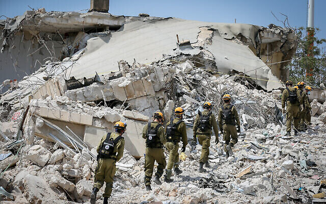 Photo d'illustration : Des soldats du commandement intérieur prennent part à un exercice de défense simulant l'effondrement d'un immeuble à Tzfat, dans le nord du pays, le 7 septembre 2020. (Crédit : David Cohen/Flash90)