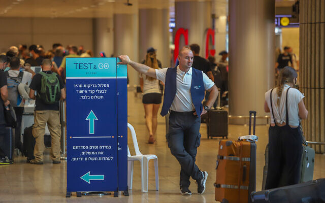 Des passagers attendent de se faire dépister au coronavirus à l'aéroport international Ben-Gurion, le 20 juin 2021. (Crédit : Yossi Aloni/FLASH90)