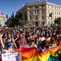 Des milliers de personnes participent à la Gay Pride annuelle à Jérusalem, le 3 juin 2021. (Crédit : Olivier Fitoussi/Flash90)