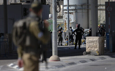 Les forces de sécurité israéliennes montent la garde après qu'une femme palestinienne ait été abattue, au poste de contrôle de Qalandiya près de Jérusalem, le 12 juin 2021. (Crédit: Jamal Awad/Flash90)