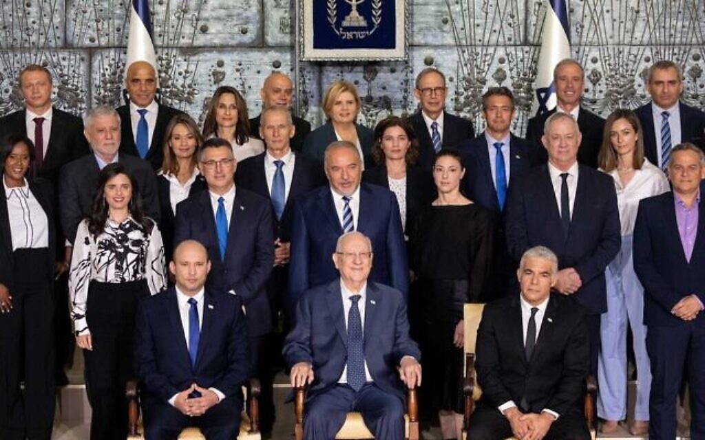 Les ministres du gouvernement israélien nouvellement assermenté posent pour une photo de groupe à la résidence du président à Jérusalem. Le 14 juin 2021. (Yonatan Sindel/FLASH90)