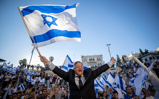 Le député d'extrême droite Itamar Ben Gvir danse avec un drapeau israélien à la porte de Damas dans la Vieille Ville de Jérusalem, le 15 juin 2021. (Crédit 
: Yonatan Sindel/Flash90)