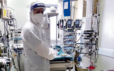 Illustration : Une infirmière se tient dans l'unité de soins intensifs pour enfants pour les patients atteints de coronavirus à l'hôpital Hadassah Ein Kerem de Jérusalem, le 22 janvier 2020. (Autorisation : Hôpital Hadassah Ein Kerem)