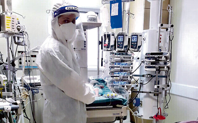 Illustration : Une infirmière se tient dans l'unité de soins intensifs pour enfants pour les patients atteints de coronavirus à l'hôpital Hadassah Ein Kerem de Jérusalem, le 22 janvier 2020. (Autorisation : Hôpital Hadassah Ein Kerem)
