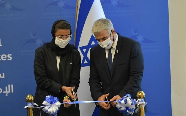 Le ministre des Affaires étrangères Yair Lapid, à droite, et la ministre émiratie de la Culture Noura Al Kaabi inaugurent la nouvelle ambassade israélienne à Abu Dhabi, le 29 juin 2021. (Crédit : Shlomi Amsalem/GPO)
