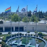 Le drapeau LGBT affiché aux côtés du drapeau de l'État d'Israël et de celui du ministère des Affaires étrangères, à l'extérieur du bâtiment du ministère des Affaires étrangères, à Jérusalem, le 21 juin 2021. (Crédit 
: Ministère des Affaires étrangères)