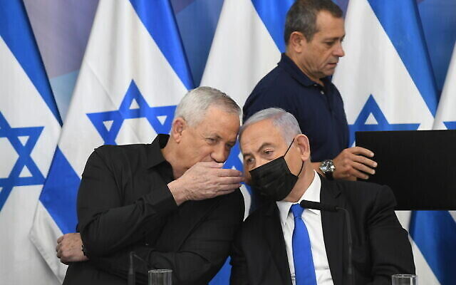 Le ministre de la Défense Benny Gantz, le Premier ministre Benjamin Netanyahu et, derrière eux, le chef du Shin Bet Nadav Argaman, lors d'une conférence de presse après le cessez-le-feu à Gaza, Tel Aviv, 21 mai 2021. (Amos Ben Gershom/GPO)