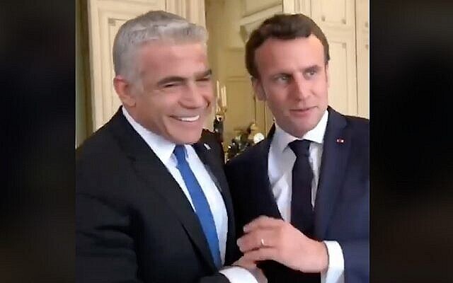 Le numéro 2 du parti Kahol Lavan, Yair Lapid, rencontre le président français Emmanuel Macron à Paris, le 5 avril 2019. (Crédit: Capture d'écran Facebook)