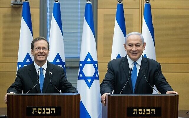 Le président élu Isaac Herzog avec le Premier ministre Benjamin Netanyahu à la Knesset après l'élection de Herzog, le 2 juin 2021. (Crédit : Yonatan Sindel/Flash90)