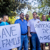 Des manifestants, dont le député de la Liste commune Ayman Odeh (au centre), organisent une manifestation contre la "loi sur le regroupement familial" devant la Knesset à Jérusalem, le 29 juin 2021. (Yonatan Sindel/Flash90)