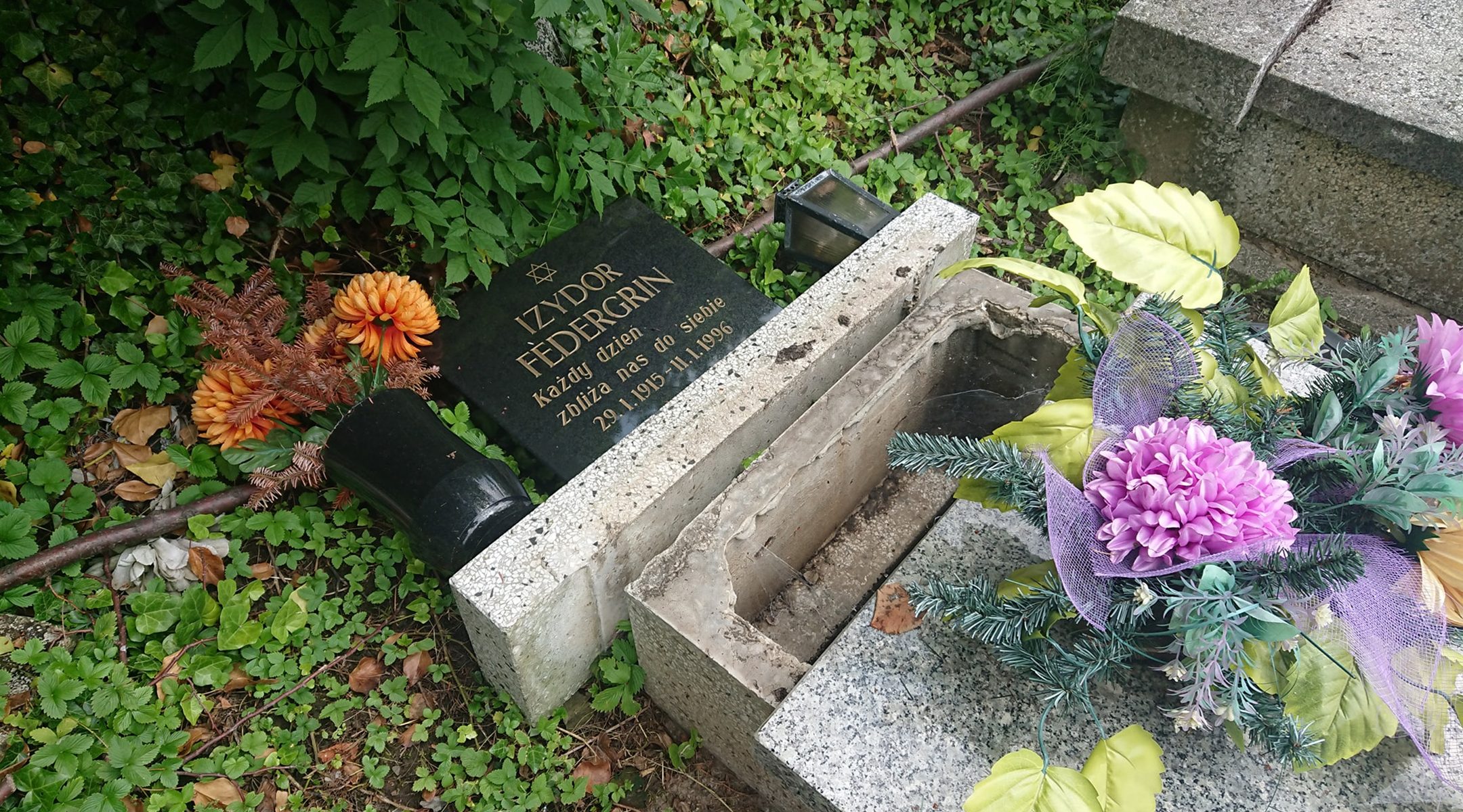 67 pierres tombales vandalisées dans un cimetière de Pologne - The Times of  Israël