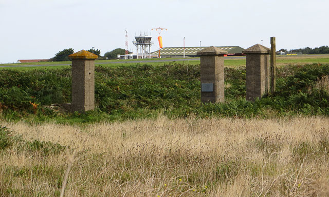 Les anciens poteaux d'entrée du camp de concentration de Sylt sur l'île d'Aurigny, en 2012. (Crédit : CC BY-SA 2.0/John Rostron)