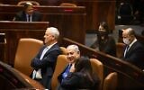 Le ministre de la Défense Benny Gantz et le Premier ministre sortant Benjamin Netanyahu au plénum de la Knesset, le 13 juin 2021. (Crédit : Noam Moskowitz/Knesset)