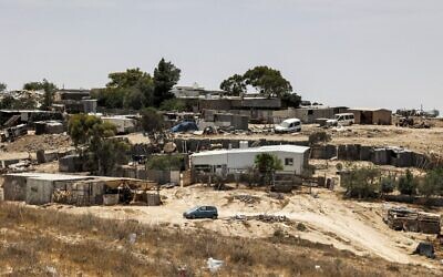 Une vue des maisons de Sawaneen, un village bédouin non-reconnu dans le sud du désert du Neguev en Israël, le 8 juin 2021. (Crédit :  Hazem Bader / AFP)