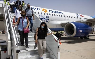 Des touristes israéliens arrivent à l'aéroport international de Marrakech-Menara sur le premier vol commercial direct entre Israël et le Maroc, le 25 juillet 2021. (Crédit : FADEL SENNA / AFP)