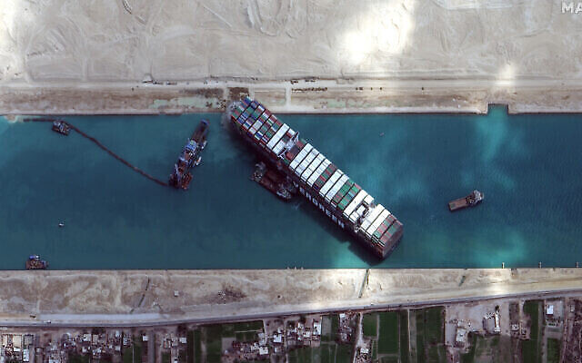 Cette image satellite de Maxar Technologies montre le cargo MV Ever Given bloqué dans le canal de Suez près de Suez, en Égypte, le 28 mars 2021. (Crédit : Maxar Technologies via AP)
