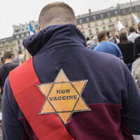 Une étoile jaune portée par un militant anti-vaccins lors d'un rassemblement à Paris, le 17 juillet 2021. (Crédit : AP Photo/Michel Euler, File)