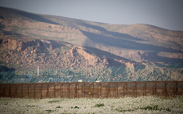 Vue de la clôture frontalière entre Israël et la Jordanie, dans la vallée du Jourdain, en Cisjordanie, le 13 février 2019. (Crédit : Yonatan Sindel/Flash90)