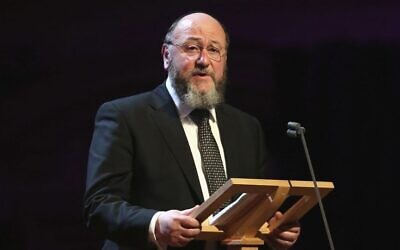 Illustration : Le grand rabbin Ephraim Mirvis prononce un discours alors qu'il assiste à une cérémonie de la Journée de commémoration de l'Holocauste au Central Hall Westminster, le 27 janvier 2015. (Crédit : AP/Chris Jackson)