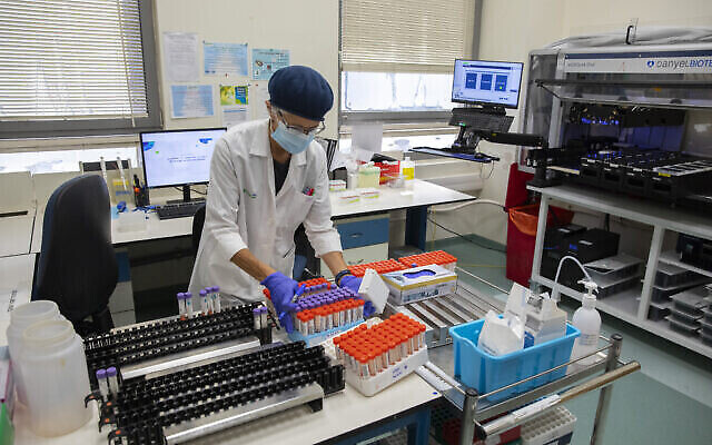 Le personnel médical analyse les tests PCR COVID-19 dans un laboratoire des services de santé Clalit à Jérusalem, le 22 juillet 2021.(Crédit : Olivier Fitoussi/Flash90)