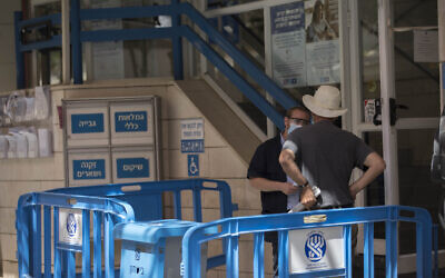 Un homme fait la queue à l'entrée d'une agence de l'Institut national d'assurance dans le centre-ville de Jérusalem, le 21 septembre 2020. (Crédit : Nati Shohat/Flash90)