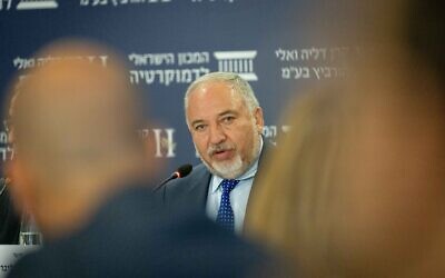 Le ministre des Finances Avigdor Liberman lors de la conférence Eli Horowitz pour l'économie et la société organisée par l'Institut israélien de la démocratie à Jérusalem, le 29 juin 2021. (Crédit :  Yonatan Sindel/Flash90)
