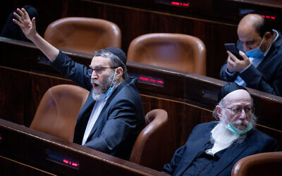 Moshe Gafni, député de Yahadout HaTorah, dans le plénum de la Knesset le 26 juillet 2021. (Crédit : Yonatan Sindel/Flash90)
