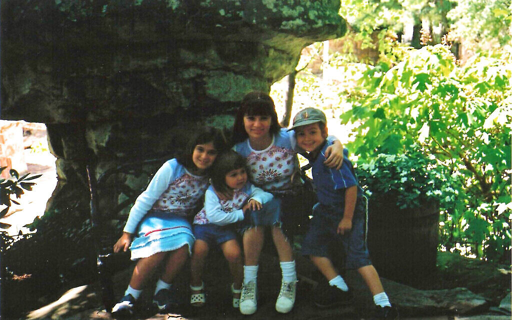 Julia Haart avec ses enfants Batsheva, Miriam et Shlomo à Atlanta en 2002. (Crédit : Elite World Group)