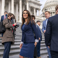 La représentante Lauren Boebert du Colorado, au centre, sourit après avoir rejoint d'autres nouveaux membres républicains de la Chambre pour une photo de groupe au Capitole à Washington, le 4 janvier 2021.(Crédit : AP Photo/J. Scott Applewhite)